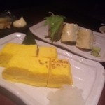 いろはにほへと 阿佐ヶ谷店 - 卵焼きと、海老とクリームチーズの湯葉巻き。左奥はエイヒレです。