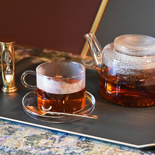 用手工滴滤咖啡和考究的茶具提供的红茶