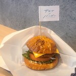 サカナノバーガー - きましたカニカニ！旗が立っています
