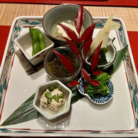 会席応為 - 前菜盛り合わせ。枝豆、海蘊、筍など。野菜中心。目玉は白子ぐらいかな。