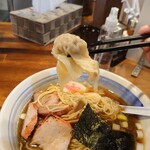 麺屋 悠 - トッピングは肉ワンタン、海老ワンタン、焼豚3枚、味玉ハーフさらに海苔、ナルト、刻み葱の豪華版!