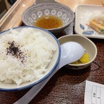 きしめん よしだ - ご飯（赤紫蘇のふりかけがかかっています）・漬物・天ぷらのたれ