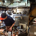 麺屋 悠 - ワンオペだが、手際よく調理する山内店主