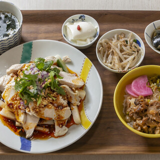 Lunch ◆ Mapo tofu, drooling chicken, salmon rice...Café Chinese food to enjoy with your meal♪