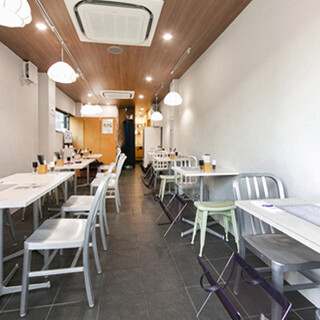 A stylish cafe space based on white ♪ We can also handle all kinds of banquets ◎