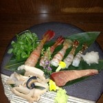 こいで - 寒ブリ刺身、バイ貝と各種エビ盛り