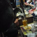 武蔵屋 - 日本酒を注いでいれます　4月からは新人です