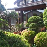 レストラン プランデルブ北鎌倉 - 玄関からお庭をみたところ