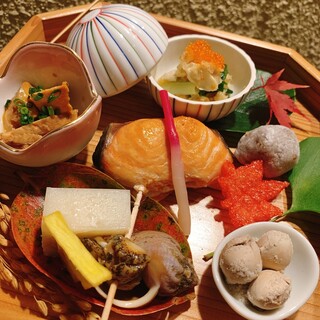 多数の小鉢で少しずつ楽しめる彩豊かな「焼き八寸」がイチオシ