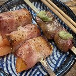 魚料理 炭火串焼 かねり - トマト巻（左）白レバー（右）