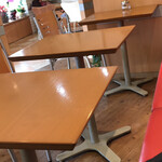 カフェ ド プリエ - テーブル席　奥にカウンター席あります