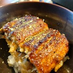 Unagi Yondaime Kikukawa - 一本重(4,950円)をお茶碗によそって実山椒をかけて