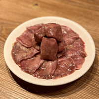 炭火焼肉ホルモン うしごろ 中目黒店 - 極みのタン 角切り・薄切り