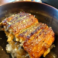うなぎ四代目菊川 VISON多気店 - 一本重(4,950円)をお茶碗によそって実山椒をかけて