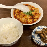 Honkaku Shisen Ryouri Santei - セットのご飯、漬物と、麻婆豆腐(小)(380円)