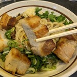 麺屋はるか - ガシッと喰い応えのある肉