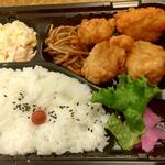 ディオ - 唐揚げ弁当 (税抜)184円の唐揚げの下には焼きそばが入っています (2023.01.05)