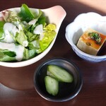 Ippo - ｢鶏の唐揚げ定食700円｣のサラダ・小鉢・漬物。