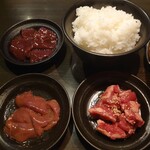 Sumibi Yakiniku Enji - 出揃いました…鶏レバーは待てずに焼いてます