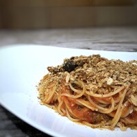 Roji銀 - ◆香草パン粉で仕上げたブッタネスカを・・アンチョビやオリーブなどを使用したトマトソースベースのパスタ。