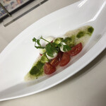 麺とワイン 夜鳴ラーメン いとうや - モッツァレラチーズとトマトのカプレーゼ