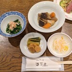碓日のお宿　東京屋 - 左から、ほうれん草のお浸し、漬物、筑前煮、膾