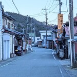 碓日のお宿　東京屋 - 横川の通り　右の看板の場所が峠の釜飯本店