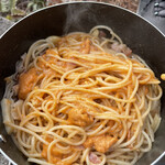 大山ハム 直売所 - パスタとアメリケーヌソースを和える