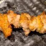 広島焼き鳥 酉のくら - ④もも(広島赤鶏)【塩】
            火入れは少し強めで肉質が軟らかく脂の質も穏やかでジューシー、味わいに奥行きがあります
            脂の質がクドく無いのは焼き方に依るのかもしれないが、確信は全く無い(笑)