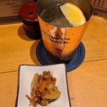 Hiroshima Yakitori Torinokura - ①蓮根、鶏肉、人参の甘辛金平(税込300円)
      それほど辛さもなく優しい味わいの金平
      
      お酒①酉のくらハイボール(税込693円)
      戸河内ウイスキー8年(桜尾B&D、広島県廿日市)で作っています