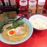 一本家 - ラーメン780円、半ライス（サービス）