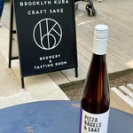 BROOKLYN KURA - 店前のテーブルにPizza Bagels & Sake （40ドル／750 ml）。