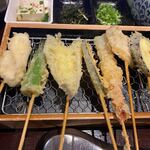 Kushi Tempura Yaki Shourompou Shokudou Maruni - メインの串天ぷらは茄子・豚バラ・海老・かぼちゃ・きす・鶏むね肉の天ぷら。
                         
                        一口サイズのカリッと揚げらえて食べやすい串揚げ天ぷらです。