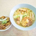 飯処 福麺  - うま塩らーめん（もつ丼はおまけで貰いました）