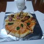 窯右衛門 - 持ち帰りのマルゲリータ&照り焼きチキンと冬野菜のグリル。