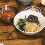 七りん半 - キムチとナムル盛り合わせ