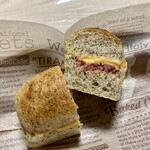 メゾン ムラタ - アールグレイ フォカッチャ フランボワーズカスタード ¥240