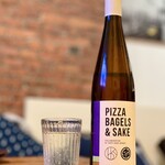 BROOKLYN KURA - Pizza Bagels & Sake （40ドル／750 ml）、開栓。