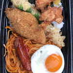 ほっともっと - 炒め過ぎのナポリタン下の方には細くなった麺が、揚げ過ぎのから揚げ、ホットモットって旨いんだよが、言えないのはカナシ過ぎじゃないか、手早くと雑なヤッツケ仕事と調理の違い解ってるはず
