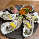 貝と白ワインのバル KAKIMARU - 牡蠣おまかせ4種（下）、痛風うにく牡蠣セット（上）