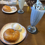 ビリオン珈琲  - モーニングサービス（バタークロワッサン、ゆで卵）