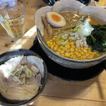 もん吉 - もん吉ラーメン辛味噌、チャーシュー丼