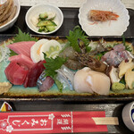 マルカツ - 今年も年始から美味しいお魚たちをいただきました。2023年初訪問の今日は奮発して¥1,500のお刺身定食！生の車海老の弾力がたまらなかったです！