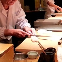 浜源 - 大将に握って頂きました。熟練の握りですね