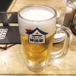 大衆スタンド 神田屋 - 生ビール319円。サッポロ黒ラベルです。しっかり冷えています。これ1杯で帰ろうと思っていたのに…
