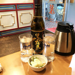 紅葉亭 - 黒霧島のお湯割り。比率は1対1。ぬるくはなってしまいますが、アルコールがからだを燃やしてくれます