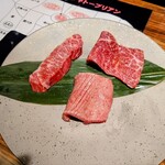 SATOブリアン七番 - 神戸ビーフのイチボ(右上)、鹿児島和牛のタン(中央)とハラミ(左上)