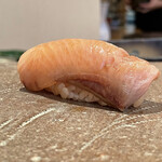 登喜和鮨 - 佐渡産寒鰤背中漬けと血合腹岸の二枚合わせ