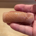 登喜和鮨 - 佐渡産寒鰤背中漬けと血合腹岸の二枚合わせ