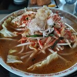 居酒屋 みのり - 味噌ラーメン。野菜炒め頂上はニンニク！汗かき頂く。